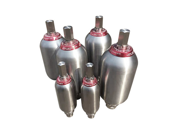 不銹鋼蓄能器如何進(jìn)行使用防泄漏？